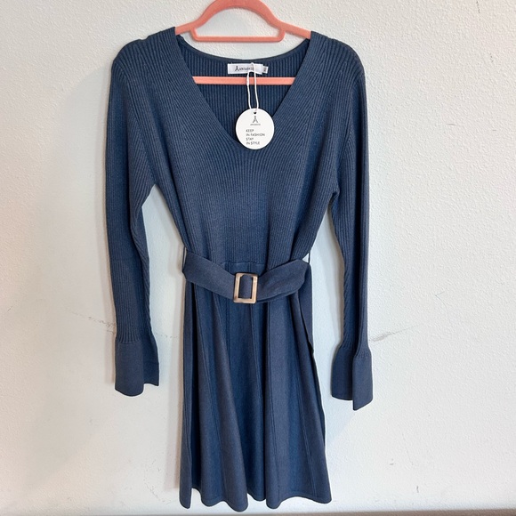 Anrabess Women’s Sweater Dress Blue with buckle Belt

Size XL
NWT - Picture 1 of 8